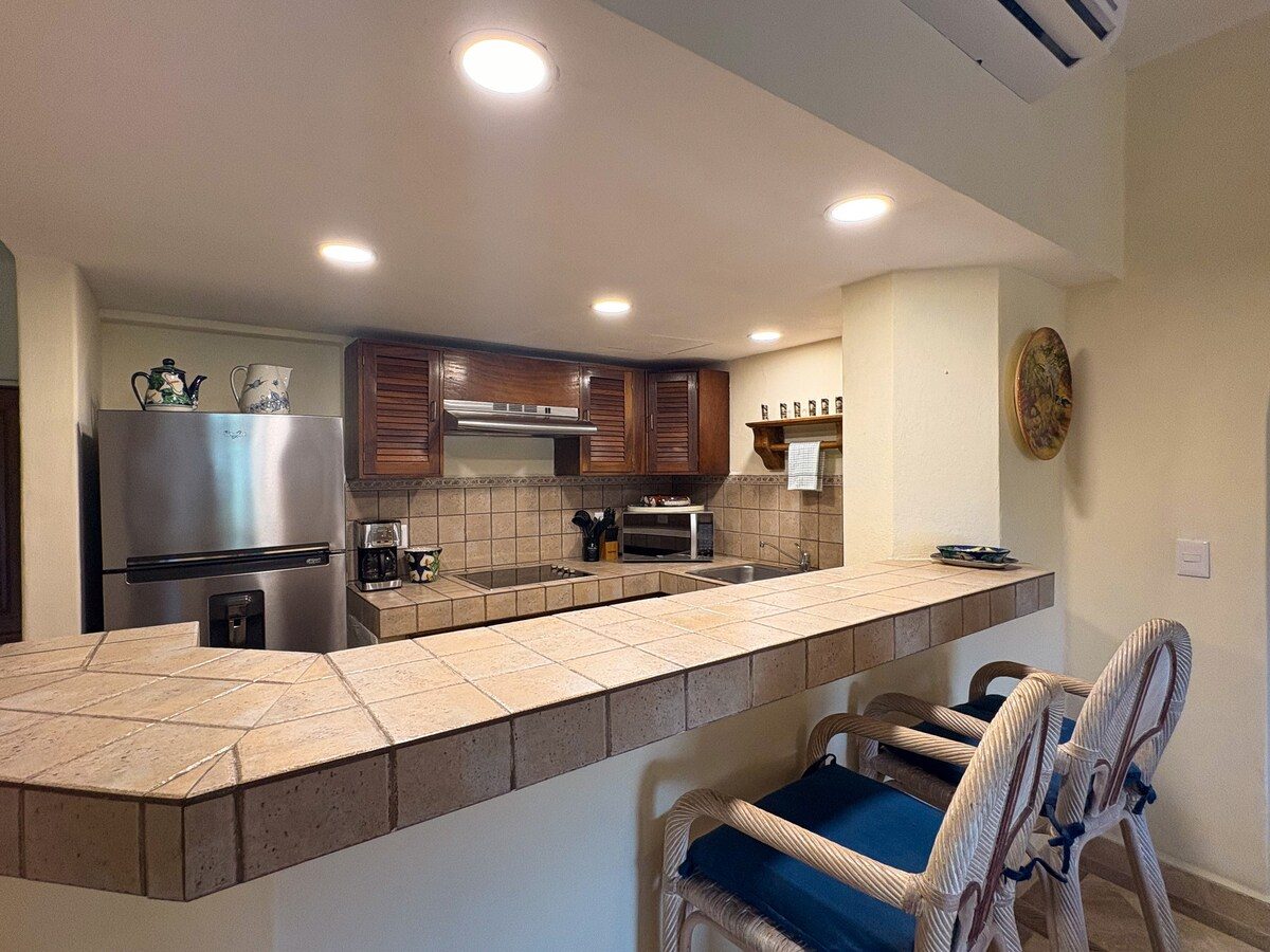 Kitchen with breakfast bar