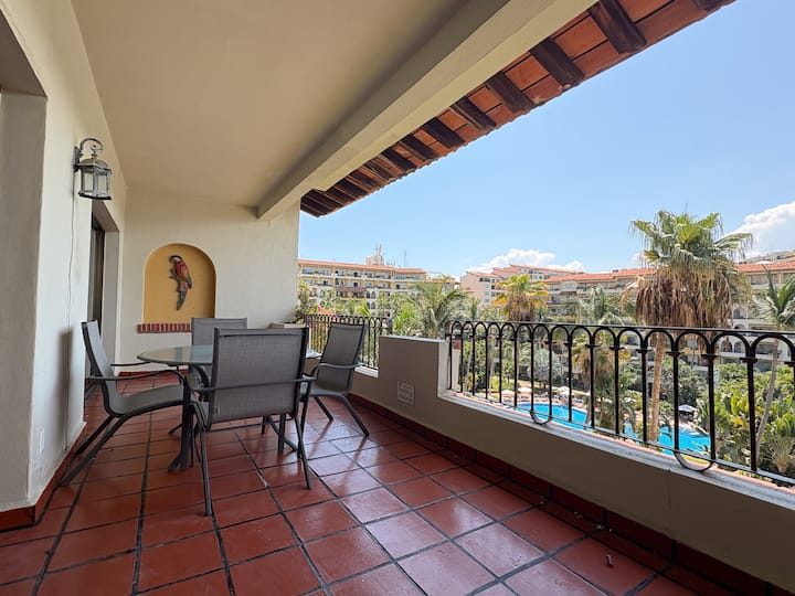 Private terrace with table and chairs